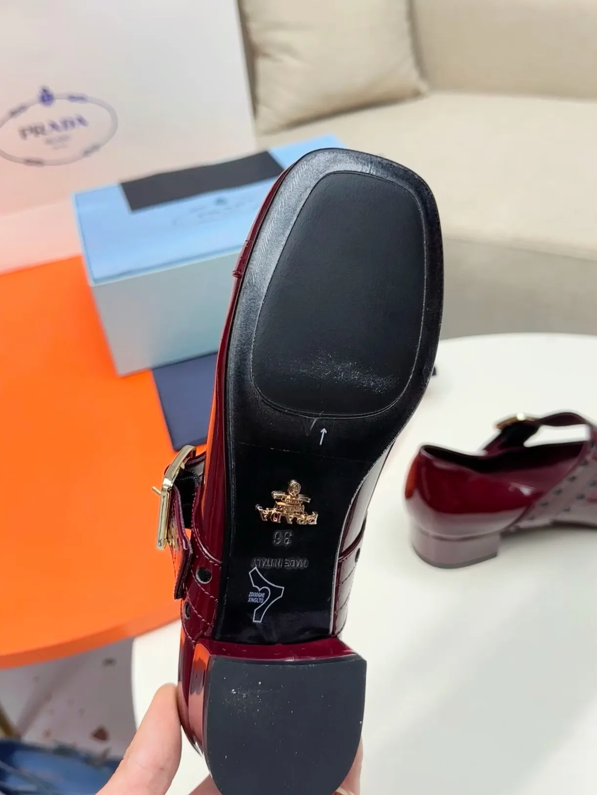 👟👟Ex-factory price 600👟👟🛒…………PRADA 2025 series loafers! At first glance, it looks both classic and versatile! No need to worry about the texture and feel of your feet! 🕳️🕳️🕳️ ____________________✍️ The simple combination is very eye-catching and atmospheric. I sincerely recommend you to buy it! Extremely versatile! Its square toe design is suitable for all kinds of female foot shapes and can be easily controlled. It is comfortable on the foot and does not squeeze the foot. The soul of the whole pair of shoes is the bias-cut design! The craftsmanship of this shoe upper is not easy to make. It seems to be quite simple, but it is much more expensive than making boots and has a high scrapability! ●━━━━━━───── Upper: imported soft cow patent leather ●━━━━━━───── Lining: silk lambskin, fine and firm leather, very soft and breathable ●━━━━━━───── Outsole: Imported Italian genuine leather outsole ➕Forefoot injection molding, high-grade and non-slip ●━━━━━━───── Heel height: 4.5cm ●━━━━━━───── Warm reminder: This shoe is an authentic sole series and you must pay attention to precautions when trying it on. Returns and exchanges are not supported if there are marks on the outsole. You can change the size and style within 15 days. Unconditional returns are not supported. Thank you for your support🙏🙏Happy cooperation.